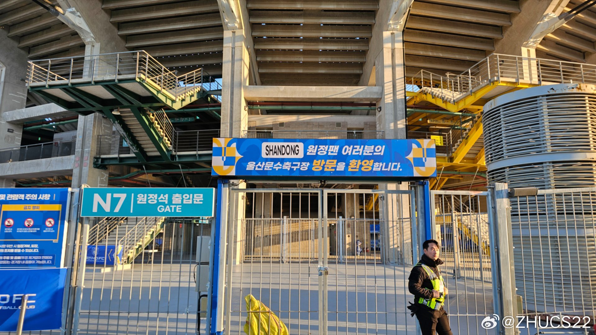  博主：蔚山現場(chǎng)工作人員、轉播車(chē)、安保在準備撤場(chǎng)，場(chǎng)外一片安靜