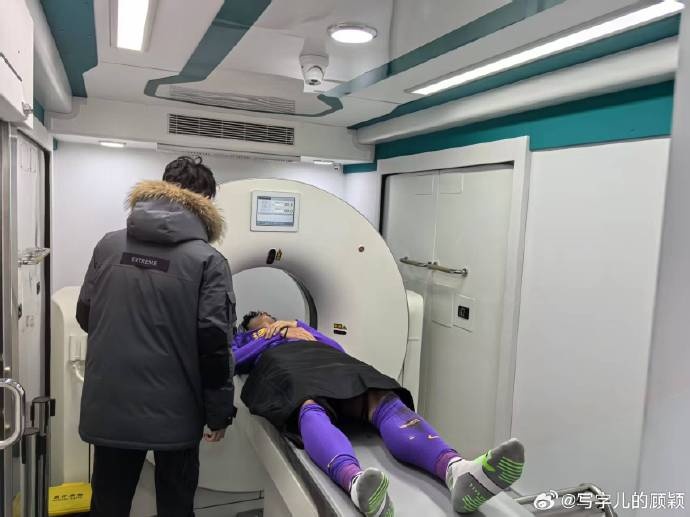  補時(shí)階段頭部被撞，天津記者：目前謝維軍正在醫院接受檢查