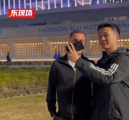  塞爾吉尼奧現身上海八萬(wàn)人體育場(chǎng)，并與球迷親切打招呼合影