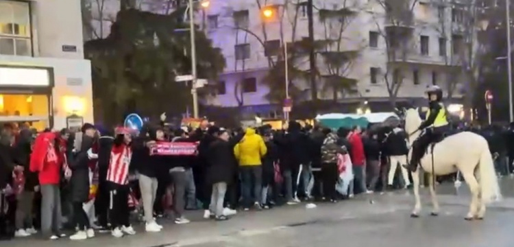 馬競球迷進(jìn)入伯納烏時(shí)向人群投擲雜物，導致安保對其進(jìn)行脫鞋檢查