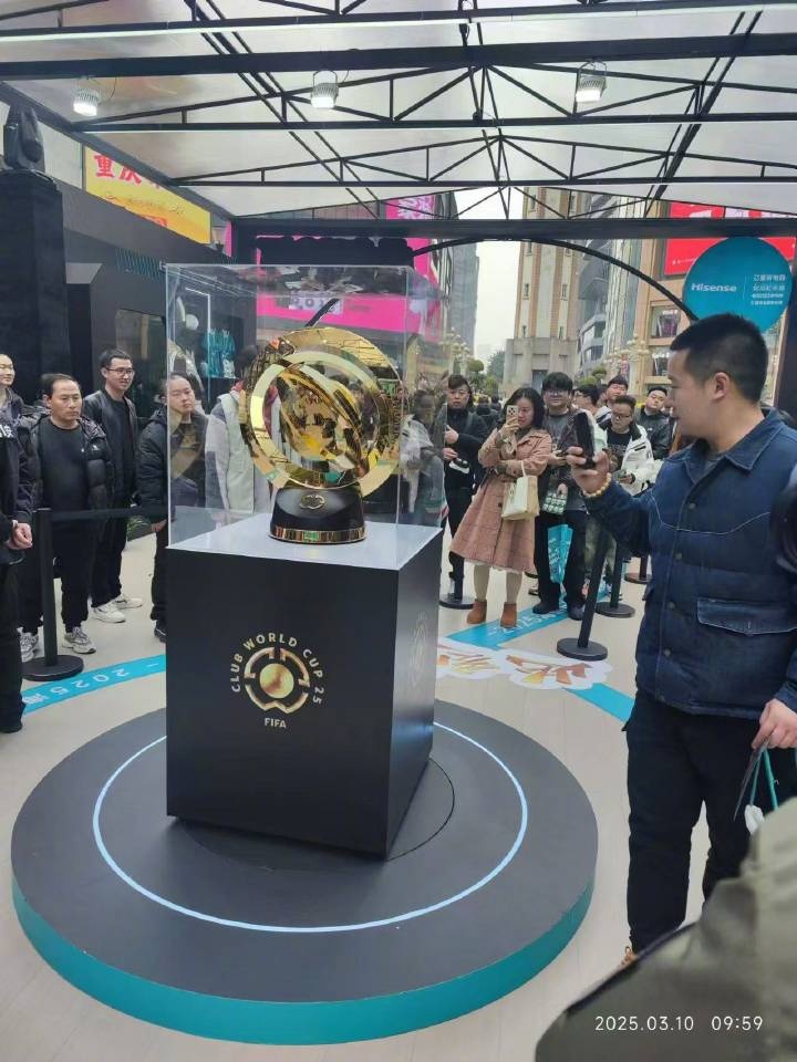  世俱杯獎杯在重慶進(jìn)行展示，球迷：比我想象中大多了