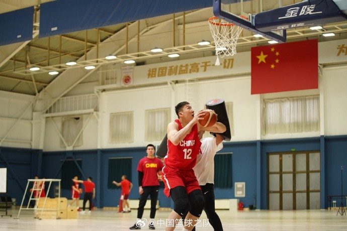  中國籃球之隊官博：大塊頭 大能量 祝李炎哲25歲生日快樂(lè )！