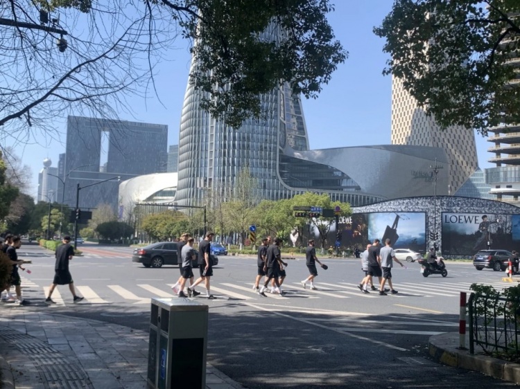  心態(tài)放松，有網(wǎng)友拍到澳大利亞隊早上在萬(wàn)象城citywalk