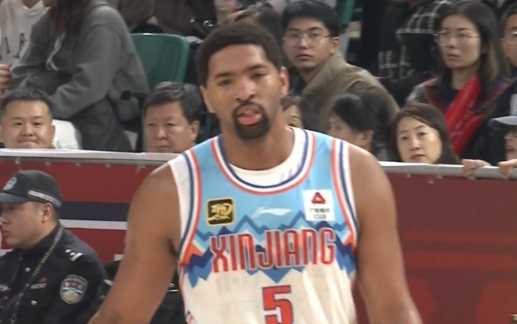  狀態(tài)出色！勞森首節打滿(mǎn)10分鐘5中4高效拿到11分2板1斷